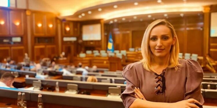 Deputetja e AAK-së: Vetëvendosje me mjeshtëri po përhap propagandë e mashtrime