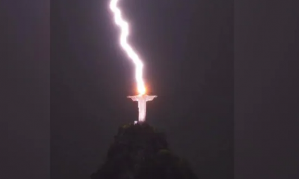 Rrufeja godet statujën e Krishtit në Brazil, momenti bëhet viral