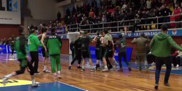 Ndërpritet ndeshja mes Bashkimit dhe Trepçës, tifozët gjuajnë me karrige në parket