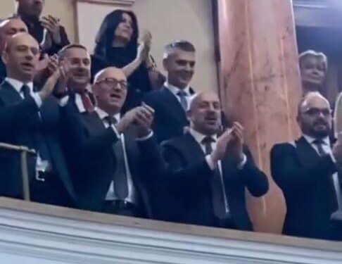 Radojiçiq dhe Lista Srpska me ovacione dhe duatrokitje në mbështetje të Vuçiqit në Kuvendin e Serbisë