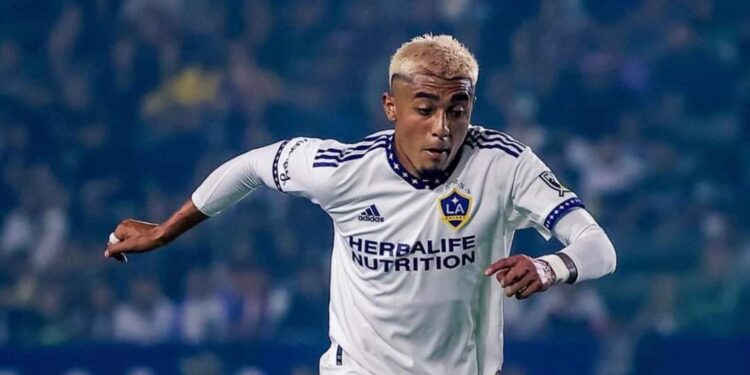 Drejtori i Barcelonës tregon pse dështoi transferimi i Julián Araujo