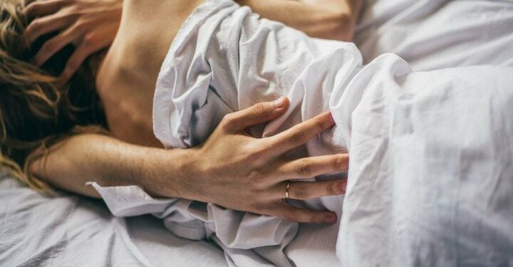 Pozitat në seks që duhet t’i provoni patjetër kur bie borë