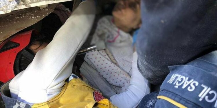“Nëse s’e kam burrin gjallë, për mua jeta s’ka kuptim”, 62-vjeçarja nxirret nga gërmadhat në Turqi