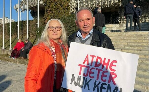 Çifti nga Zvicra vjen në Kosovë për të protestuar kundër Asociacionit