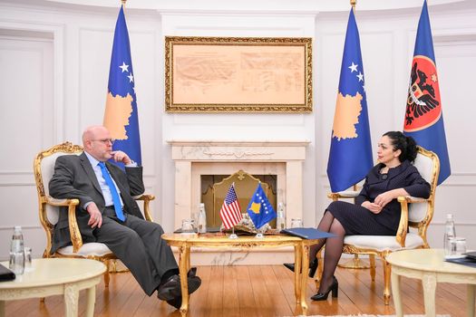 Osmani takohet me ambasadorin amerikan, flasin për zhvillimet e fundit në rajon