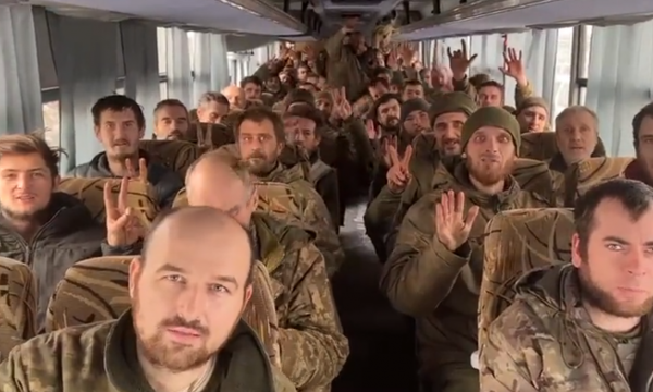116 ushtarë ukrainas kthehen në atdhe pas një shkëmbimi me të burgosur