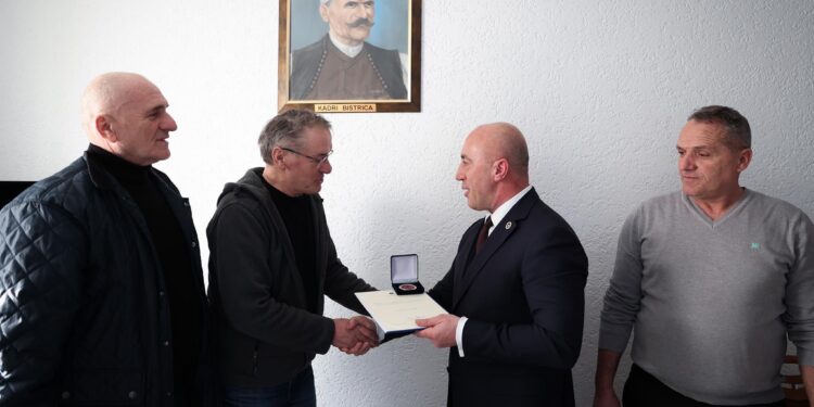 Haradinaj viziton familjen e heroit Kadri Bistrica: Familjet e heronjve mbajtën gjallë rezistencën ndaj okupatorit