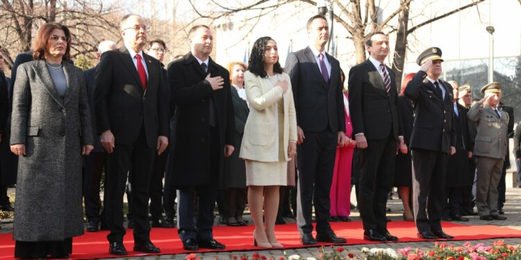 Krerët e shtetit ngrisin solemnisht flamurin e Kosovës për nder të përvjetorit të Pavarësisë