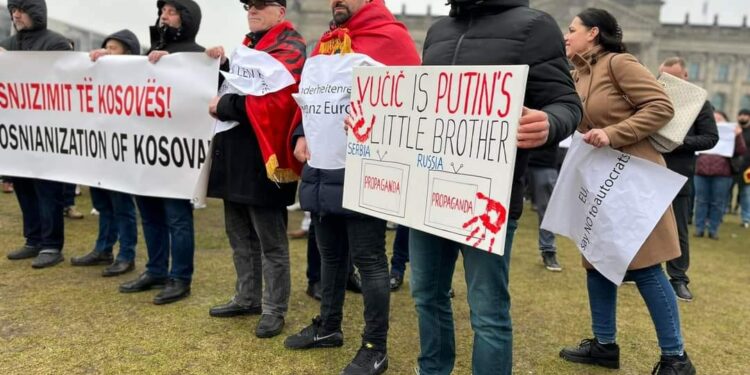 Berlin, shqiptarët protestojnë kundër “bosnjëzimit” të Kosovës