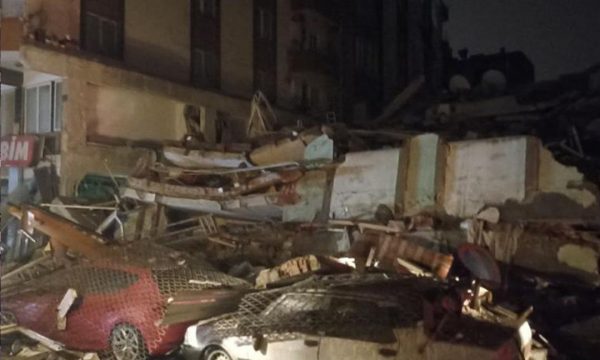 Ndërtesa zhduket brenda sekondash, pamje filmike nga tërmeti i fuqishëm në Turqi