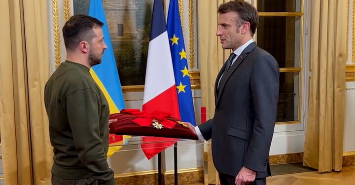 Macron i jep Zelenskyt Medaljen e Nderit të Francës