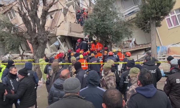 “E njëjta ndjenjë frike, i njëjti ankth”, banorët rrëfejnë tmerrin e tërmetit të ri në Turqi