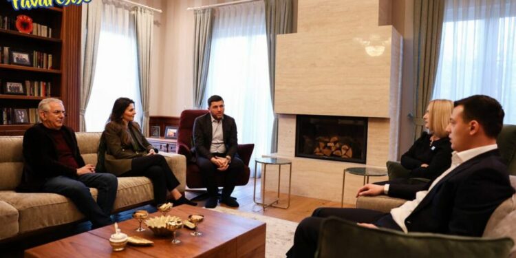 Krasniqi uron Pavarësinë, viziton familjet e ish-krerëve të UÇK-së