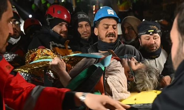 212 orë e bllokuar nën rrënoja, shpëtohet 77-vjeçarja në Turqi