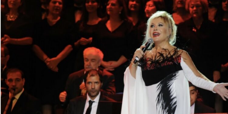 Këngëtarja e famshme turke mahniti publikun kur këndoi “Oj Kosovë oj nëna ime” më 1992