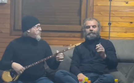 Djali i Adem Jasharit këndon këngë patriotike (VIDEO)
