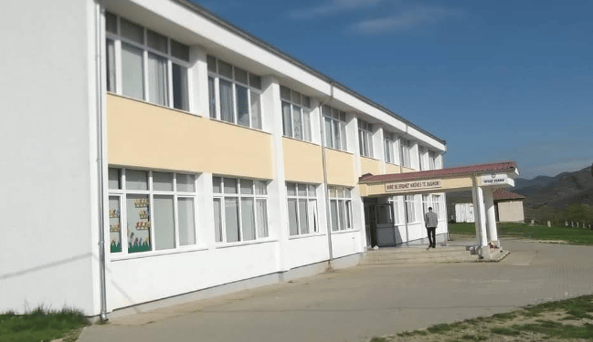 Nxënësi i shkollës në Koshtovë të Mitrovicës denoncon arsimtaren: Më goditi katër herë me shuplaka
