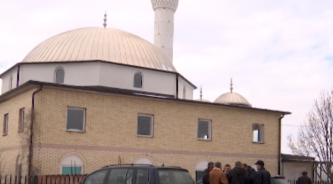 Rrahje brutale mes disa personave në fshatin Halabak, dyshohet se sherri nisi shkaku i ndërrimit të imamit – Pamje