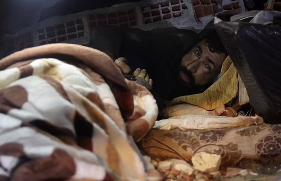 Shpëtohet pas dy ditësh burri i bllokuar në rrënoja pranë gruas dhe dy vajzave të vdekura