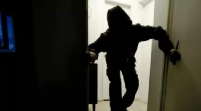 Familja në Skenderaj e kap hajnin në flagrancë, përleshen dhe e mbajnë në shtëpi derisa arrin Policia