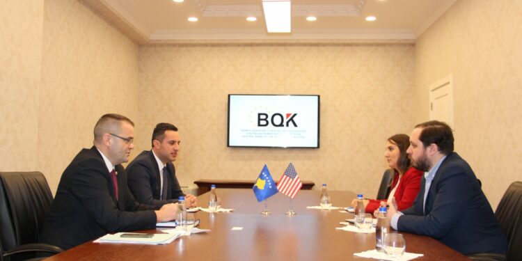 Guvernatori Mehmeti takohet me përfaqësues të Ambasadës Amerikane