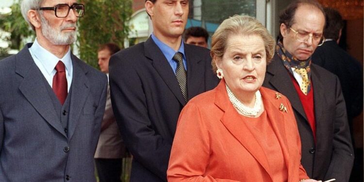 Albright në librin e saj tregon për presionet ndaj Thaçit: Rugova, Qosja e Surroi ishin ulur si cunga