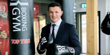 Këtu mund ta ndiqni meçin e Robin Krasniqit kundër Timour Kharkohev