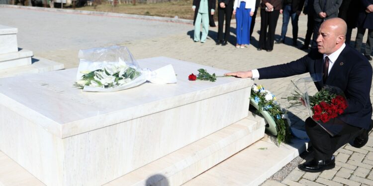 Haradinaj te varri i Rugovës: Përjetësisht nderim për gjithë ata që kontribuuan ta gëzojmë këtë ditë