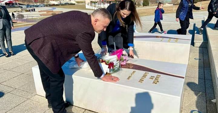 Familja Jashari bënë homazhe tek varri i Hamëz Jasharit në ditën e ditëlindjes së tij, Bekim Jashari: Urime babë ditëlindja e 73-të!