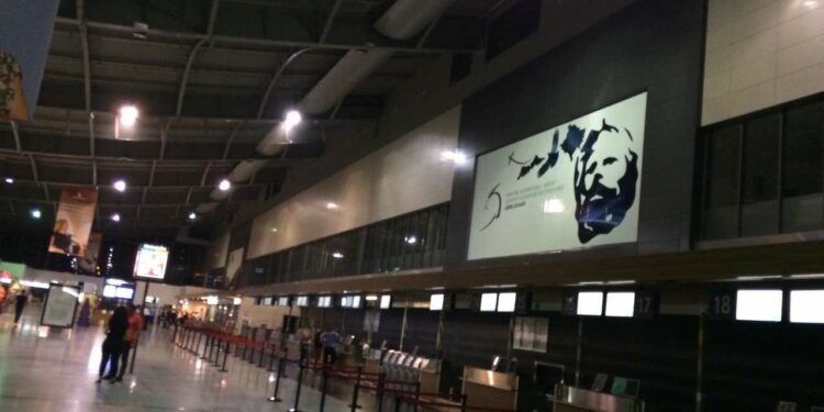 Kërcënim me bombë në Aeroportin e Prishtinës, evakuohen pasagjerët dhe personeli