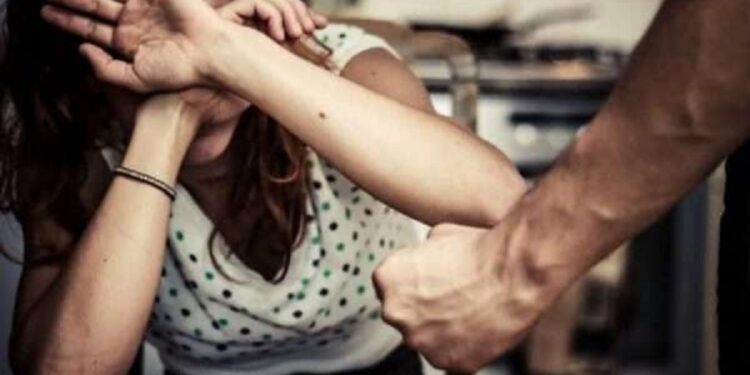 “Nuk po më respektojnë…”/ Burri në Istog rrah brutalisht gruan dhe fëmijët e vegjël, i bën për spital