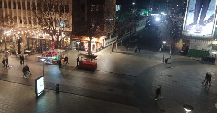 Hajnat bëjnë “qyl” mitrovicasin, i futen në banesë dhe i vjedhin para e stoli