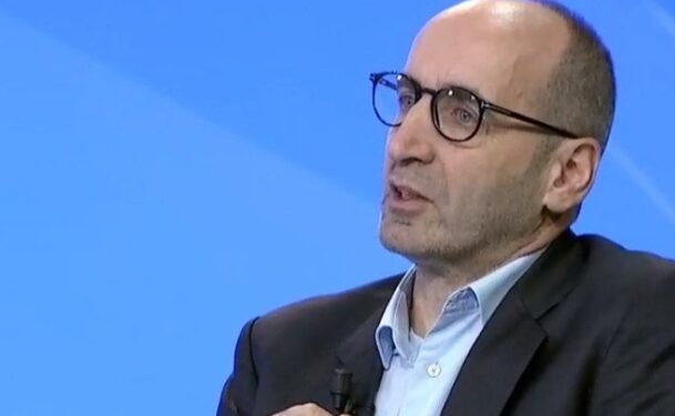 Analisti Mirena e quan “pafytyrësi” të Kurtit ‘barazimin’ e Adem Demaçit me Astrit Deharin