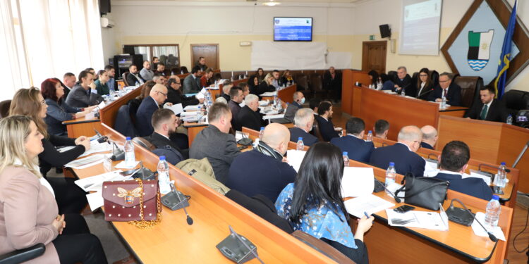 Për shkak të dilemave ligjore tërhiqen nga rendi i ditës pikat për këmbimin e pronave komunale në Mitrovicë, shtyhen për seancën e radhës