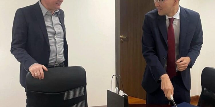 Këshilltari i Kurtit Tienmu Ma bëhet me dy “kapela” doktori, festë në Qeveri