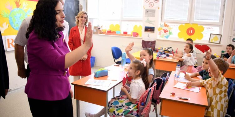 Osmani uron 7 Marsin: Mësuesit tanë janë dëshmuar në kohë shumë të vështira, ndaj ata janë heronj të dijes