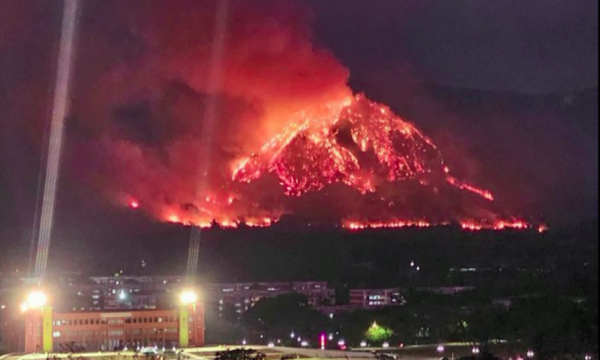 Pamjet e frikshme të një mali në flakë