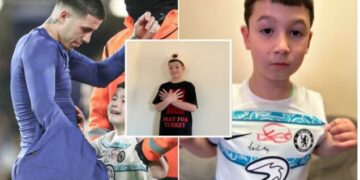 Fotoja e tij bëri xhiron në rrjet, vogëlushi që u fut në fushë qënka shqiptar