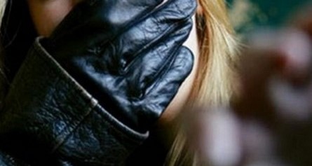 Terrorizohet vajza e re në mes të rrugës në Prizren, një person e kap me zor nga mbrapa