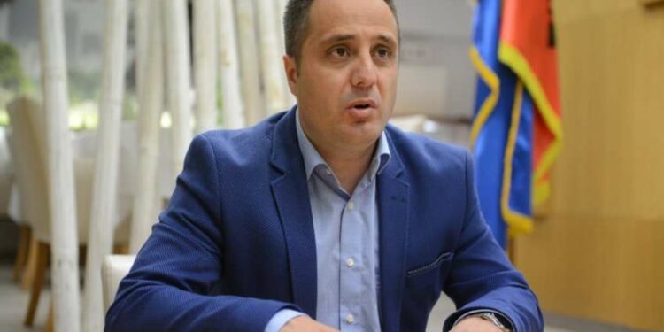 Selmanaj quan “mediokritet” dhe “rrugaqëri” kundërshtimin e Haxhiut ndaj Kushtetuesës për KPK-në