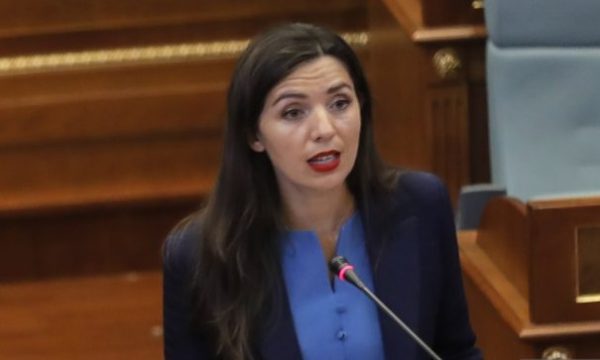“U shumëfishua gjuha seksiste”, Tinka Kurti i del në mbrojtje Ganimete Musliut