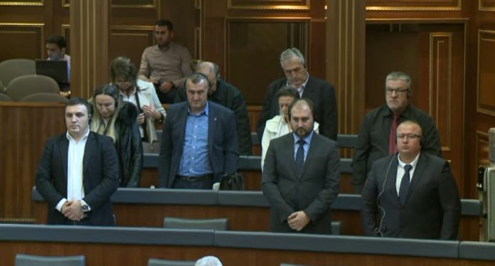 1722 euro në muaj për deputetët serbë që nuk vijnë kurrë në Kuvend