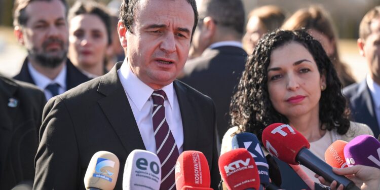 “Osmani dhe Kurti në duart e Gjykatës Kushtetuese/ një ‘fije peri’ i ndan nga rrëzimi prej pushtetit”