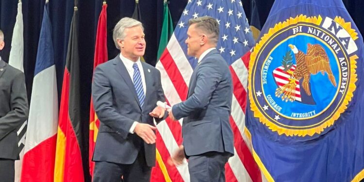 Kapiteni i Policisë së Kosovës diplomon në Akademinë Kombëtare të FBI-së