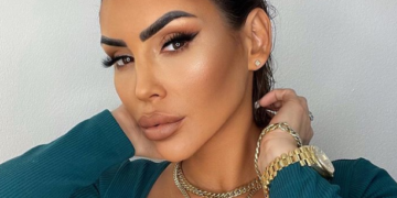 Fjolla Morina fton protestë mbështetëse për të nesër