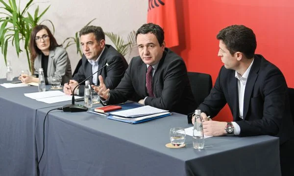 Kurti i mbledh drejtuesit e qendrave të VV’së, s’përmendet hiç marrëveshja e Ohrit