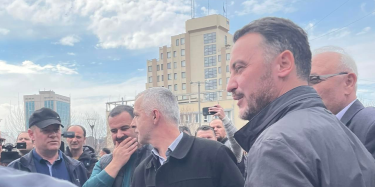 Protesta e PSD-së, arrijnë në shesh krerët e OVL-UÇK-së dhe Nismës Socialdemokrate