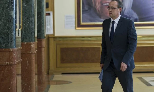 “Si u katandisëm kështu”, Hoti nuk e lë rehat Kurtin as të dielën