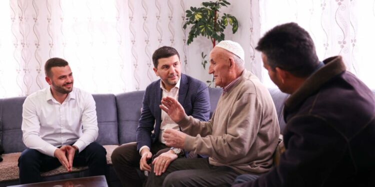 Krasniqi viziton dy familje në Kamenicë djemtë e të cilave kanë emigruar: Kosova po zbrazet e Qeveria po heshtë