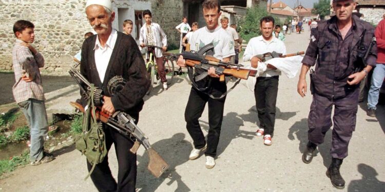 Publikohen pamjet e vitit 1998, kur shqiptarët dorëzuan armët pas ultimatumit të forcave serbe